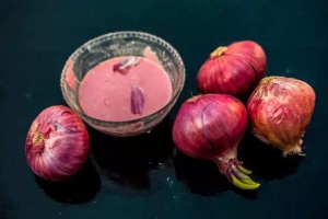 Onion juice for hair growth: How to extract it, apply it and why Bollywood divas swear by it