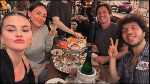 Selena Gomez and Benny Blanco Enjoy Double Date with 'Only Murders' Co-Star: Inside Their Summer Outing
Hoặc:
Selena Gomez Spotted on Double Date with Benny Blanco and 'Only Murders' Star Logan Lerman