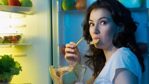Late-night snacking, even with ‘healthy’ foods, is dangerous: Top scientist explains why